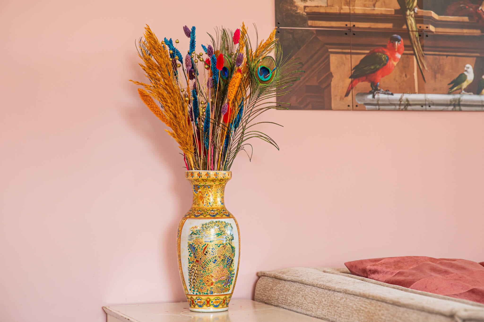 Vintage vaas gevuld met droogbloemen bont