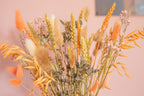 Lila vaas met droogbloem boeket