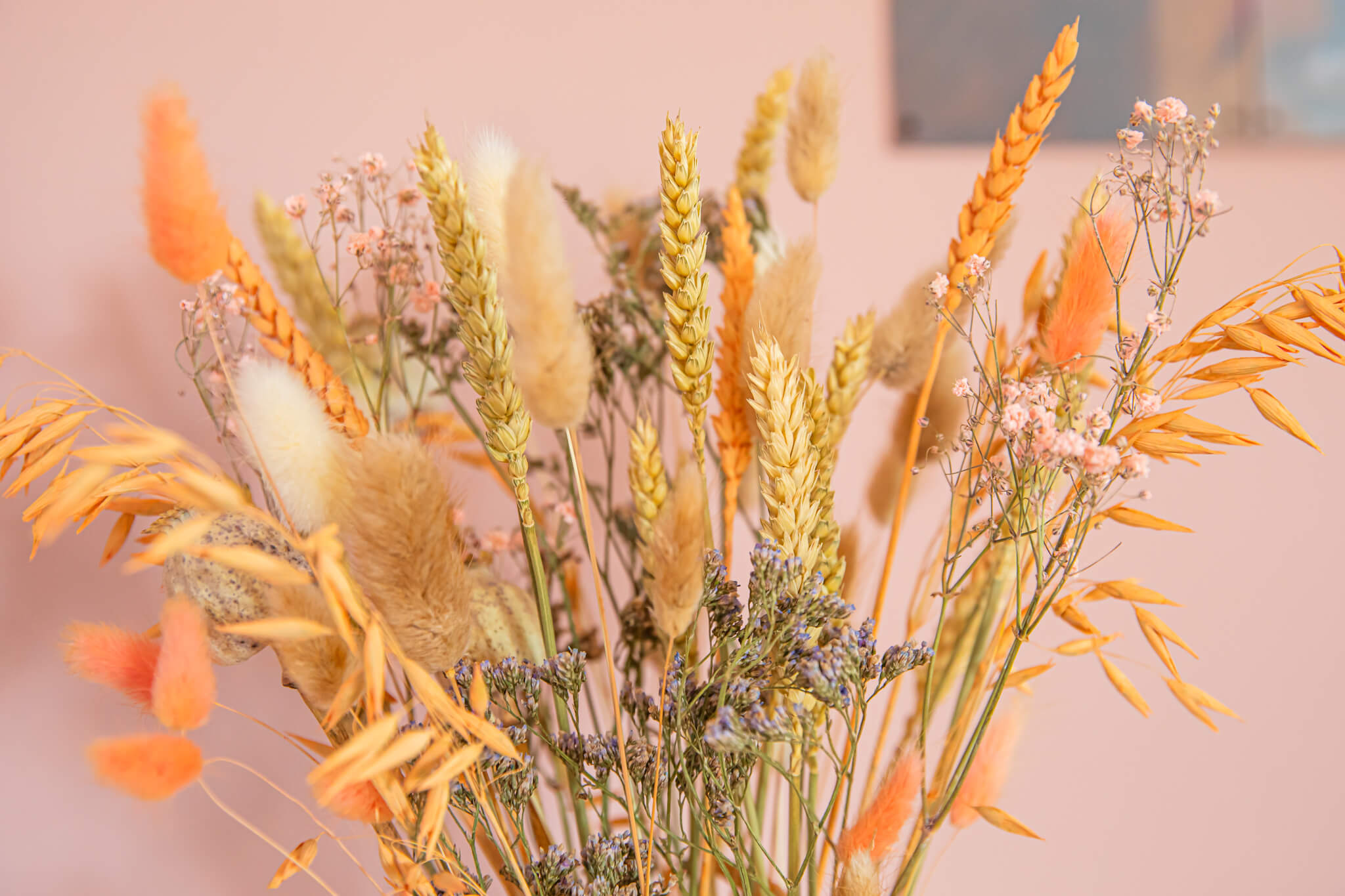 Lila vaas met droogbloem boeket