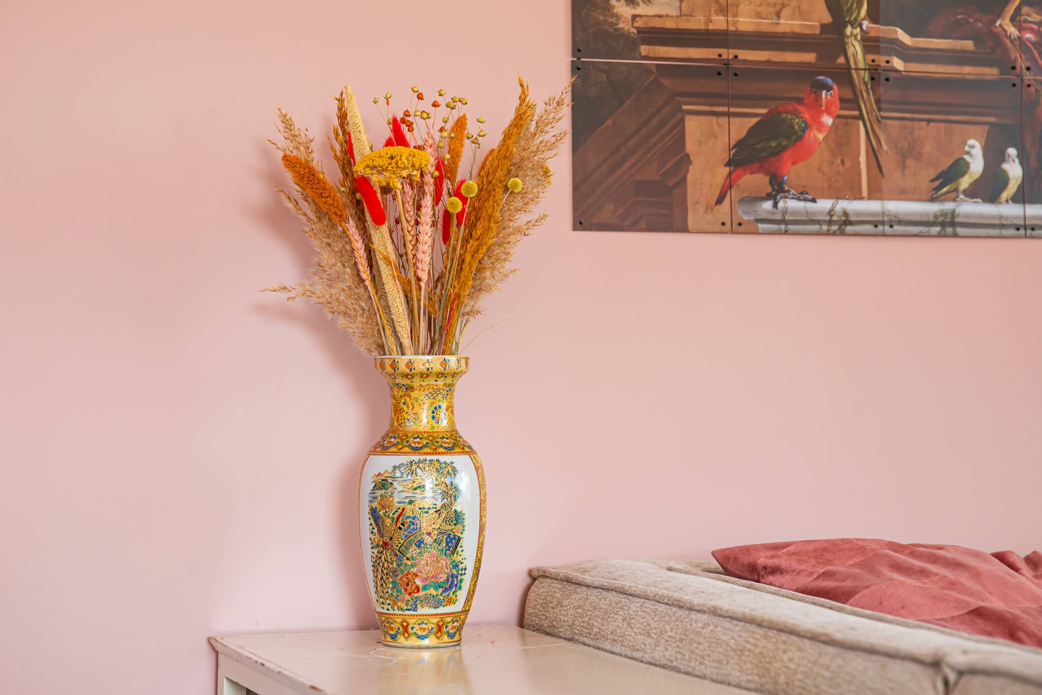 Vintage vaas met droogbloemen kleur rose/geel/rood