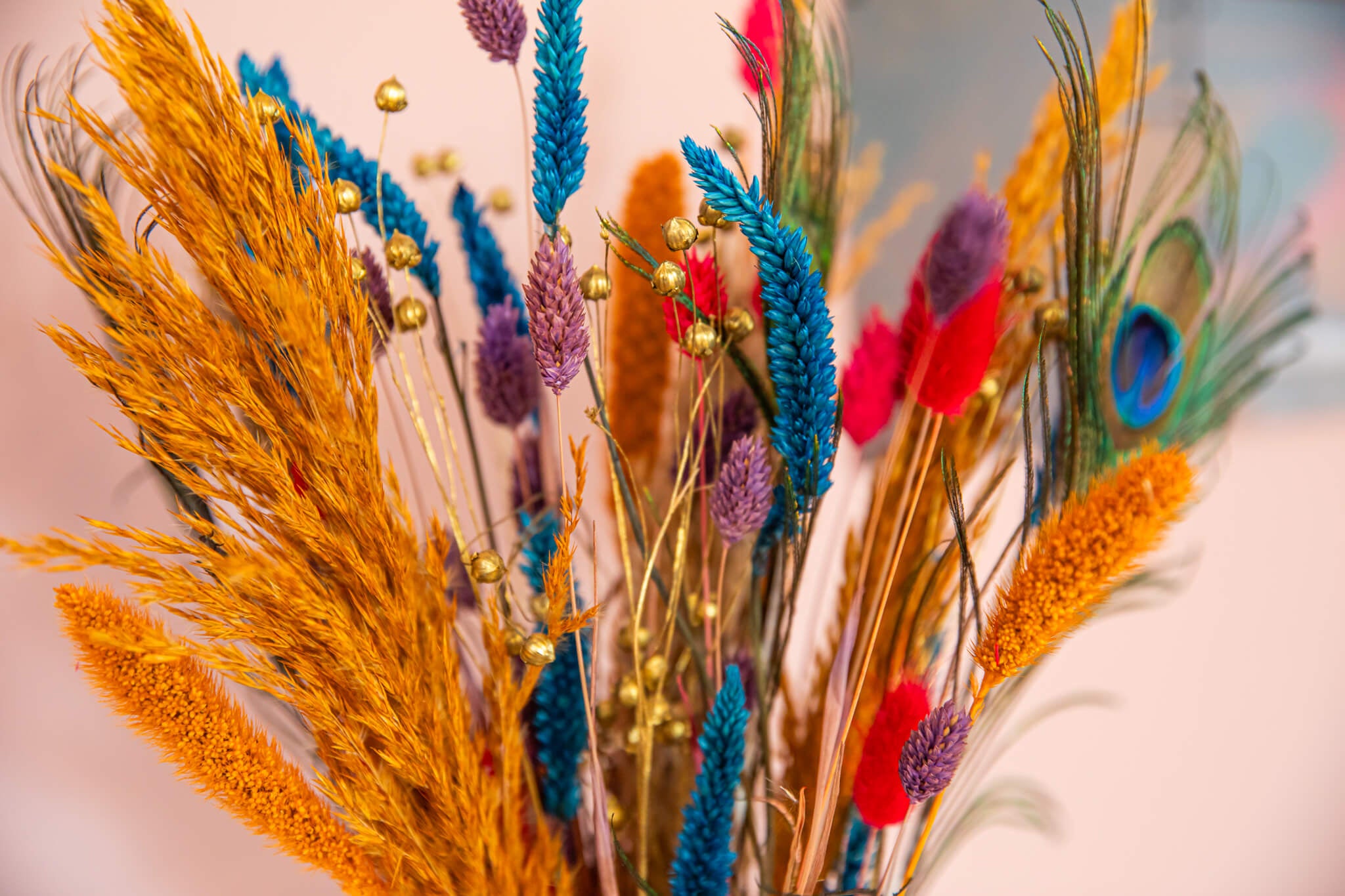 Vintage vaas gevuld met droogbloemen bont