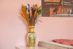 Vintage vaas gevuld met droogbloemen bont