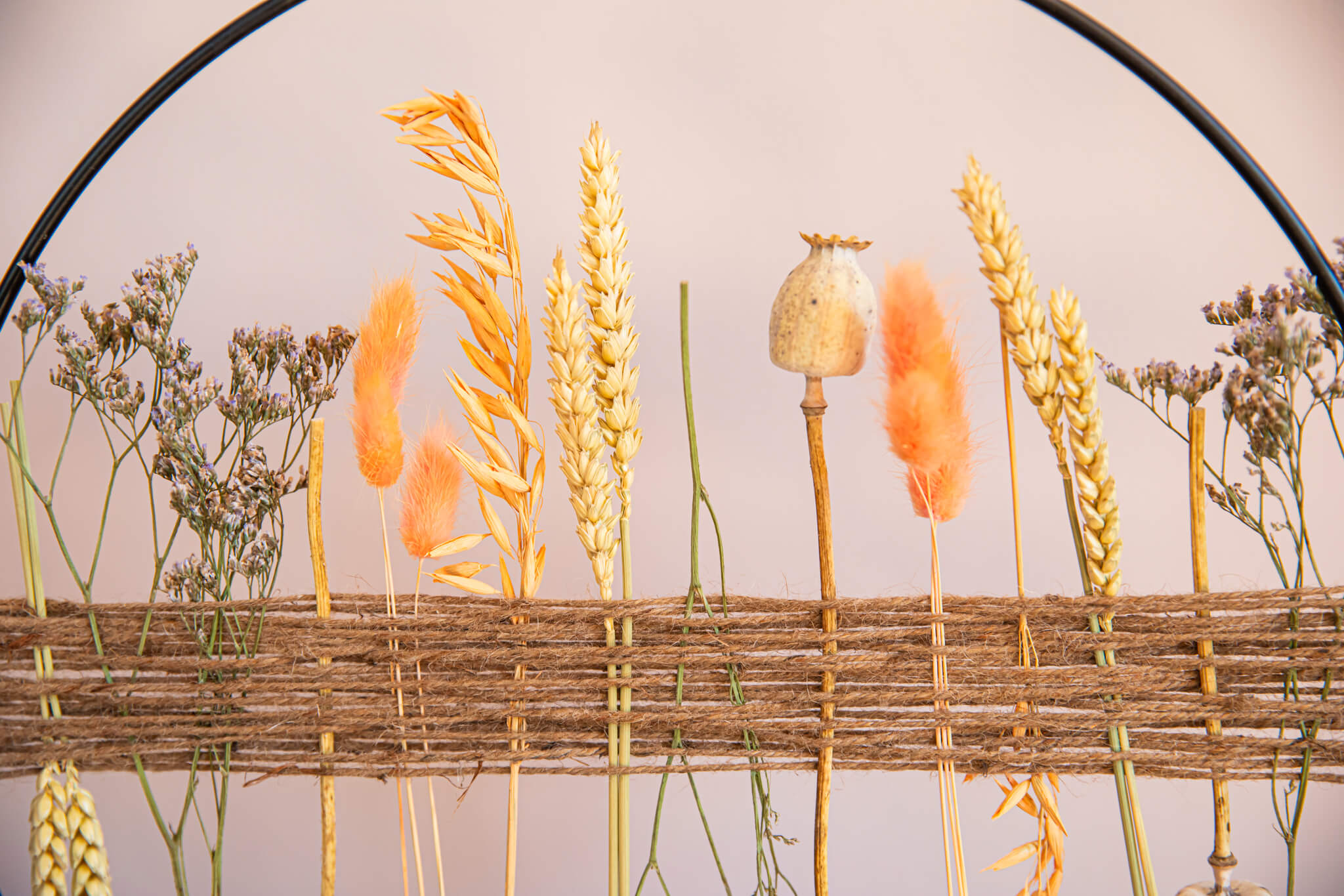 Droogbloemcirkel op standaard groot tint oranje/paars/naturel