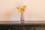 Lila vaasje met pastel tinten droogbloemen
