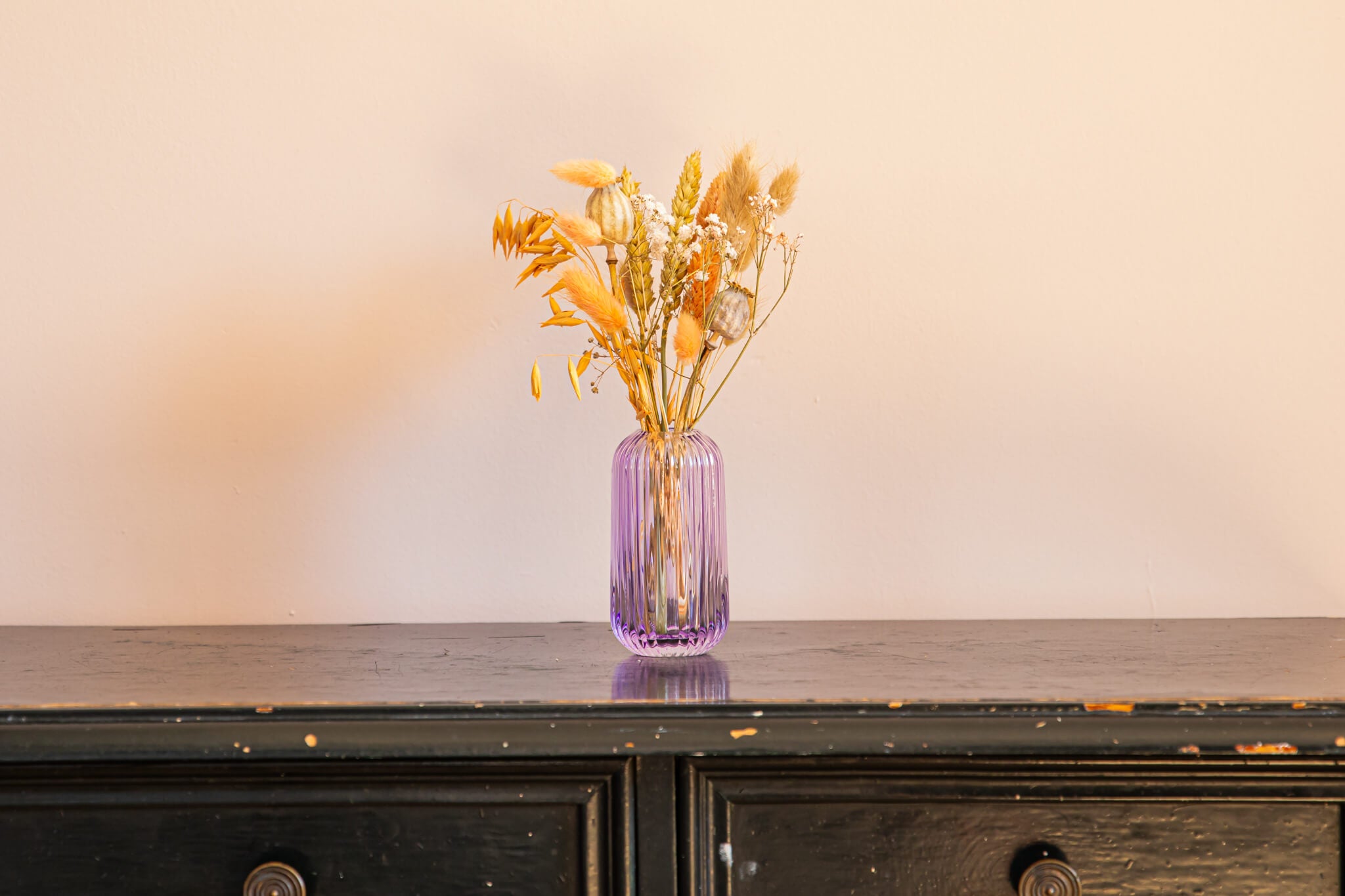 Lila vaasje met pastel tinten droogbloemen