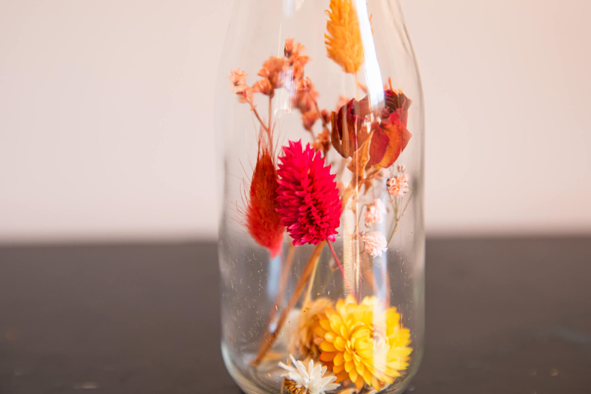 Glazen potje met droogbloemen