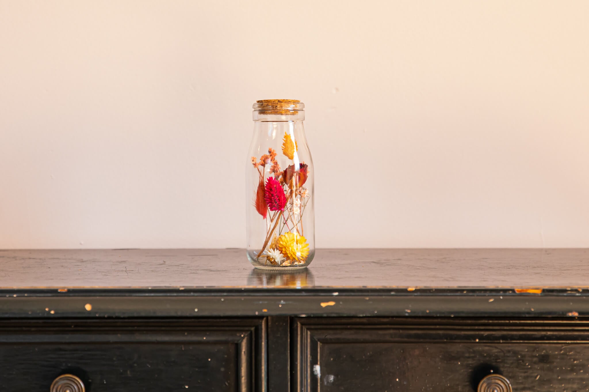 Glazen potje met droogbloemen