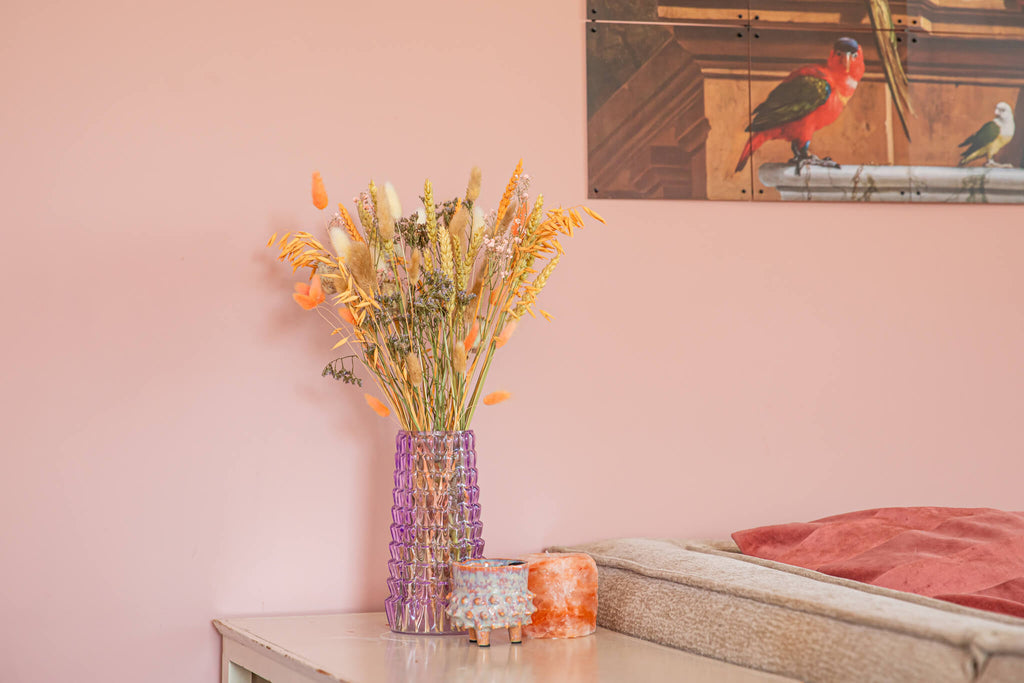 Lila vaas met droogbloem boeket