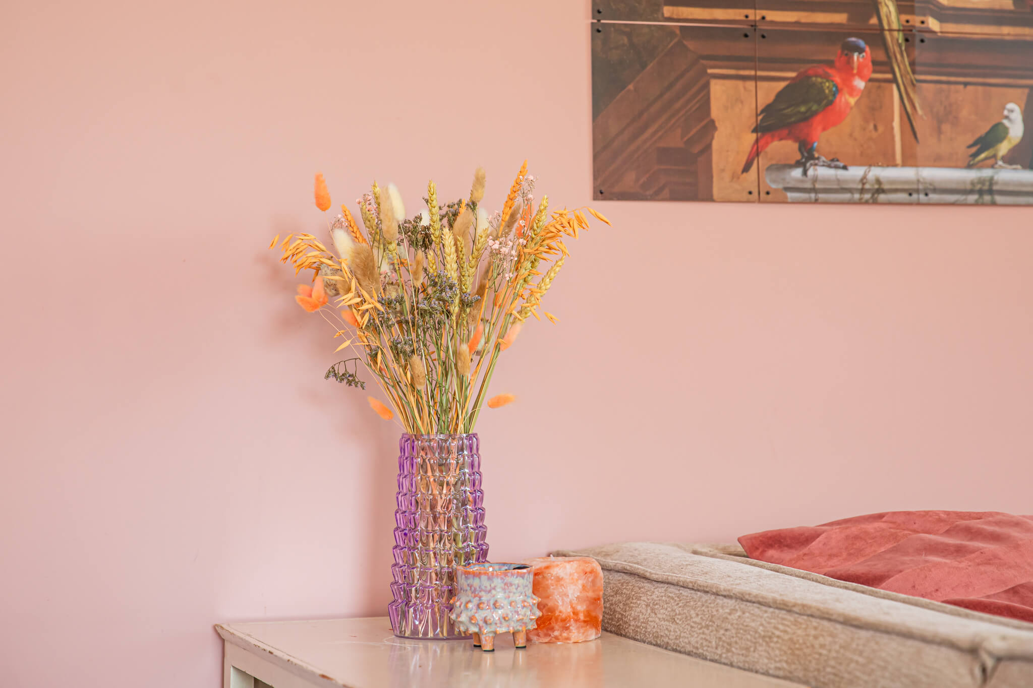 Lila vaas met droogbloem boeket