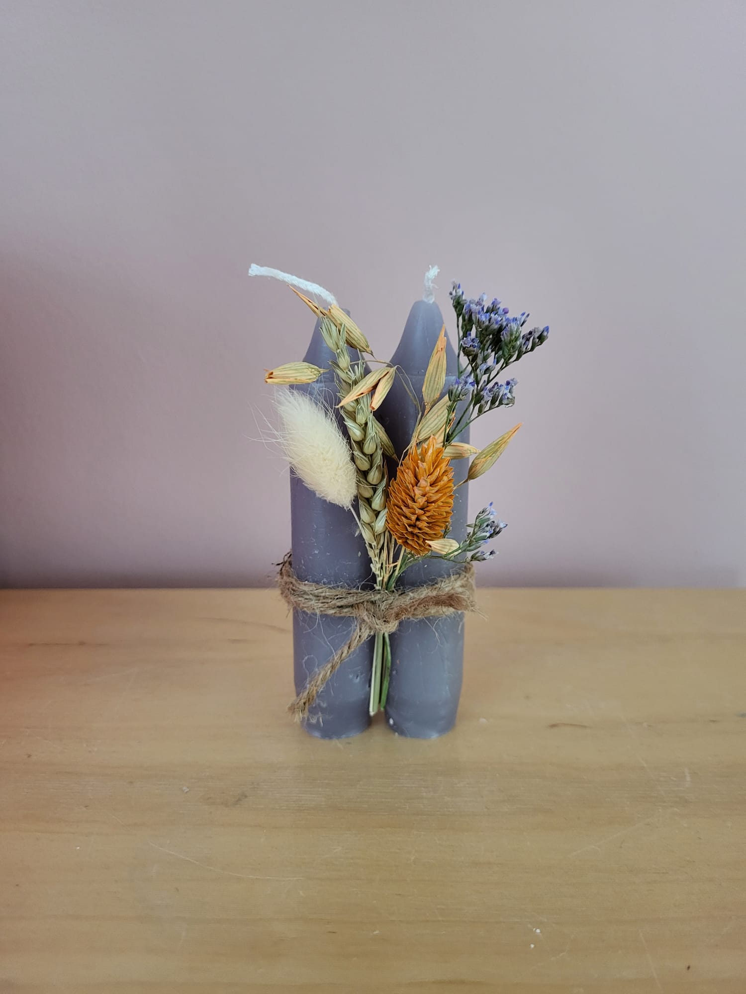 Kaarsjes twee stuks grijs/blauw met droogbloemen