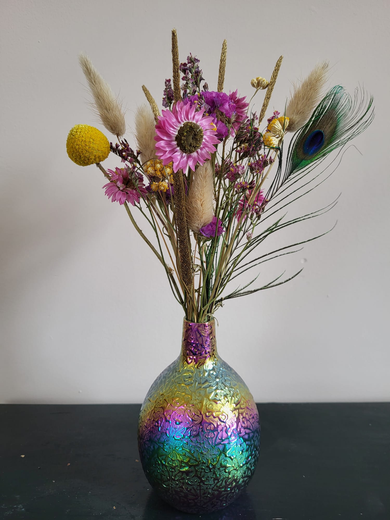 Metallic vaasje gevuld met droogbloemen kleur geel/paars