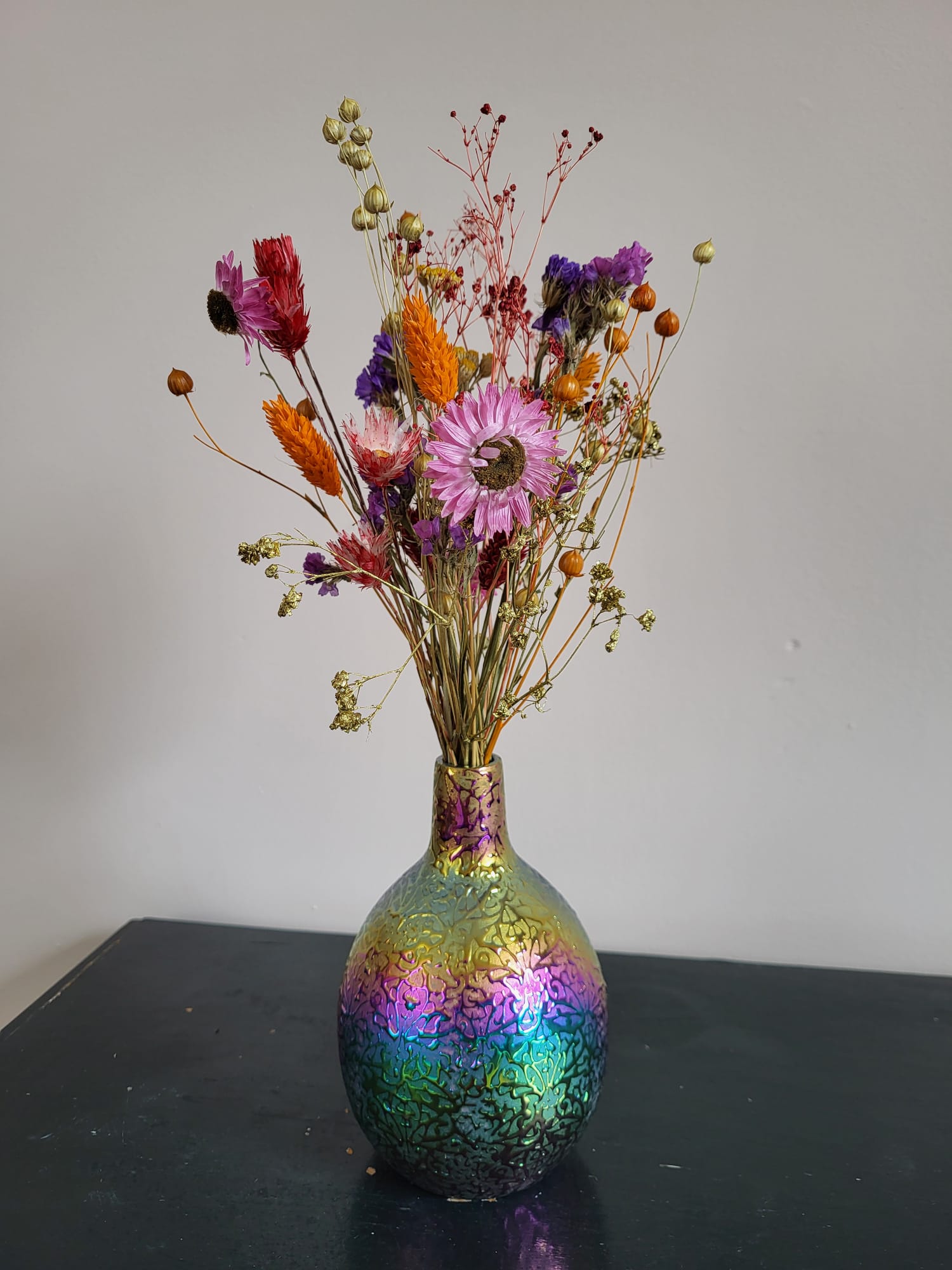 Metallic vaasje opgevuld met droogbloemen kleur bont
