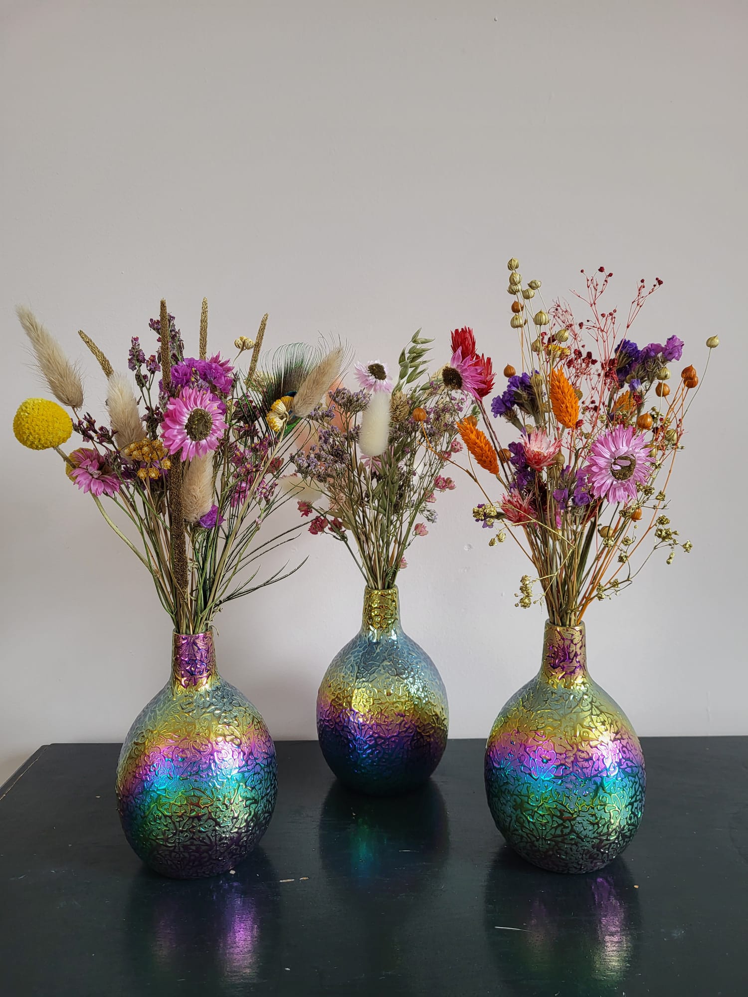Metallic vaasje opgevuld met droogbloemen kleur bont