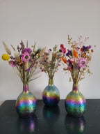 Metallic vaasje gevuld met droogbloemen kleur geel/paars