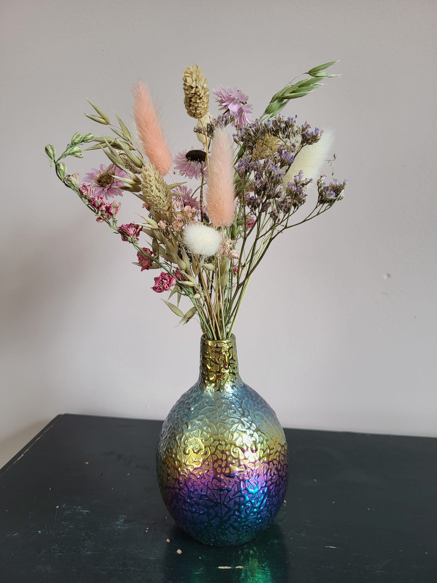 Metallic vaasje gevuld met droogbloemen pastel