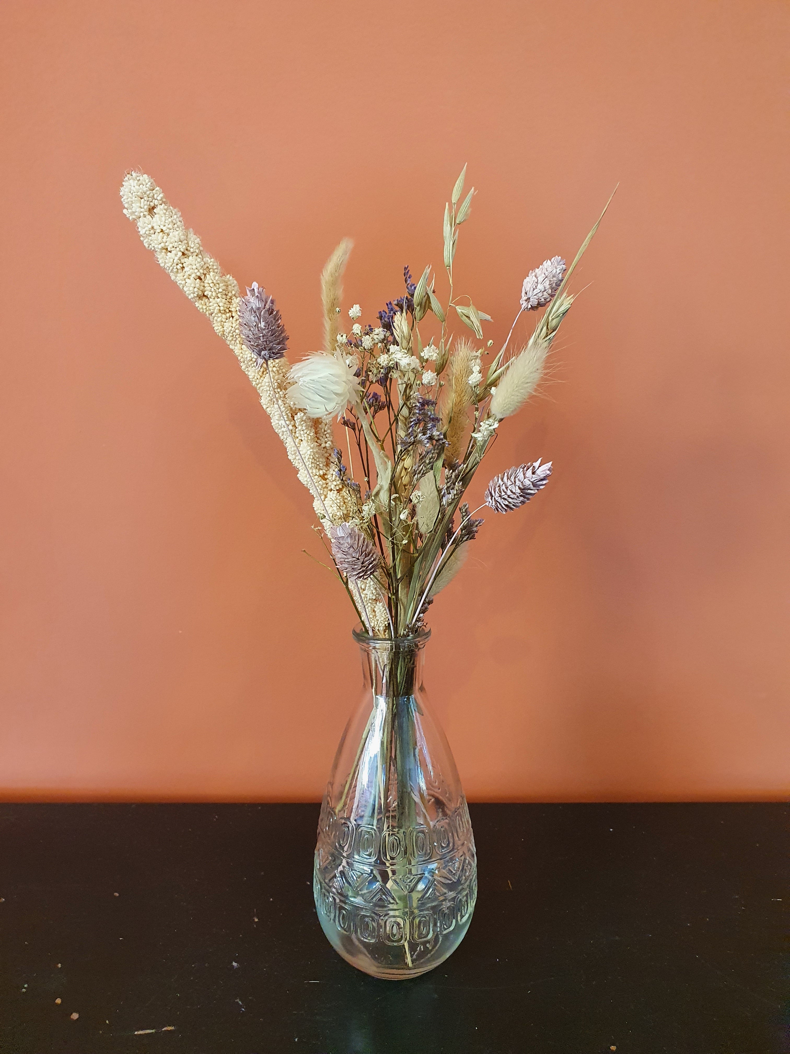 Vaas helder glas met droogbloemen