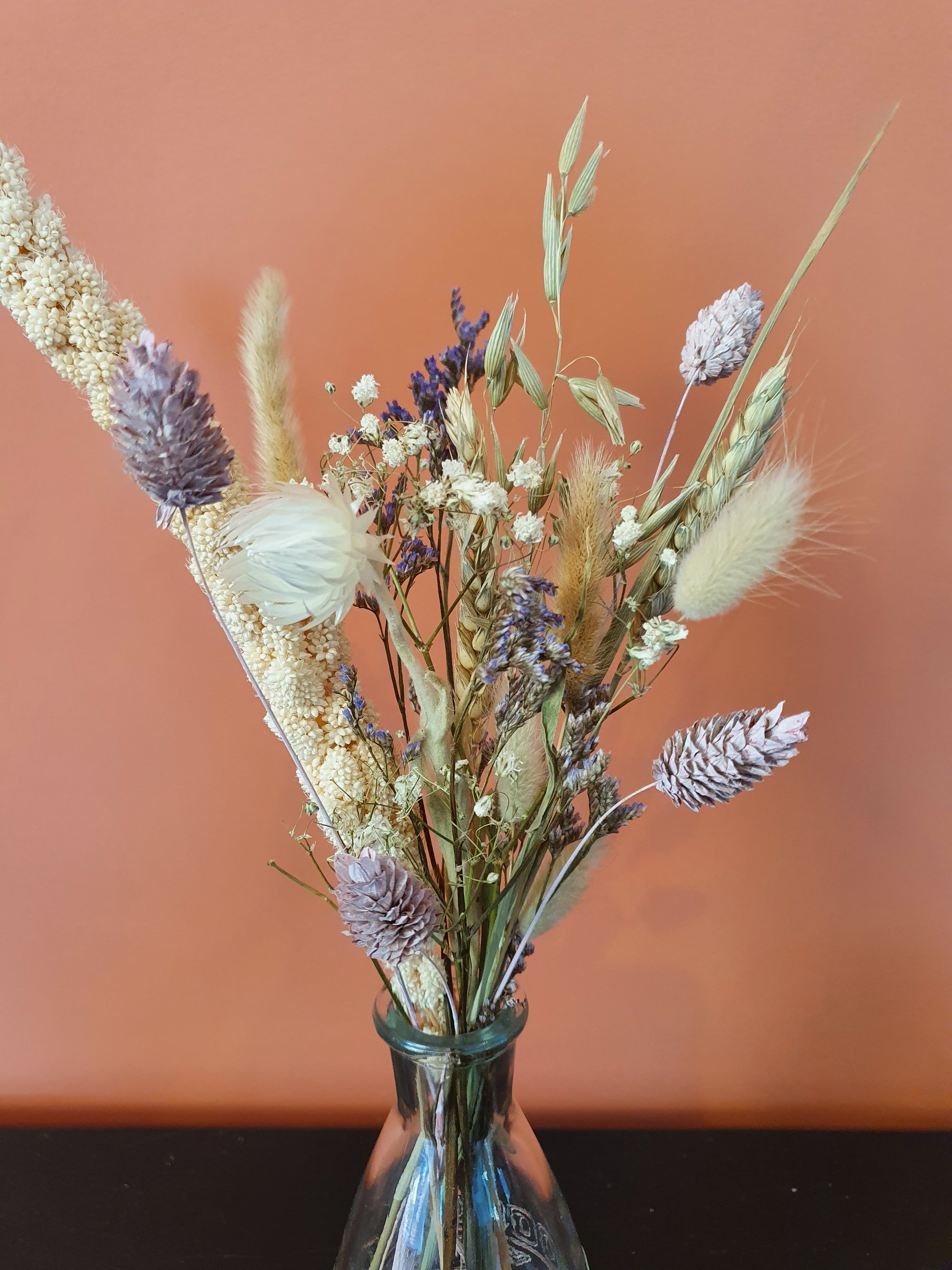 Vaas helder glas met droogbloemen