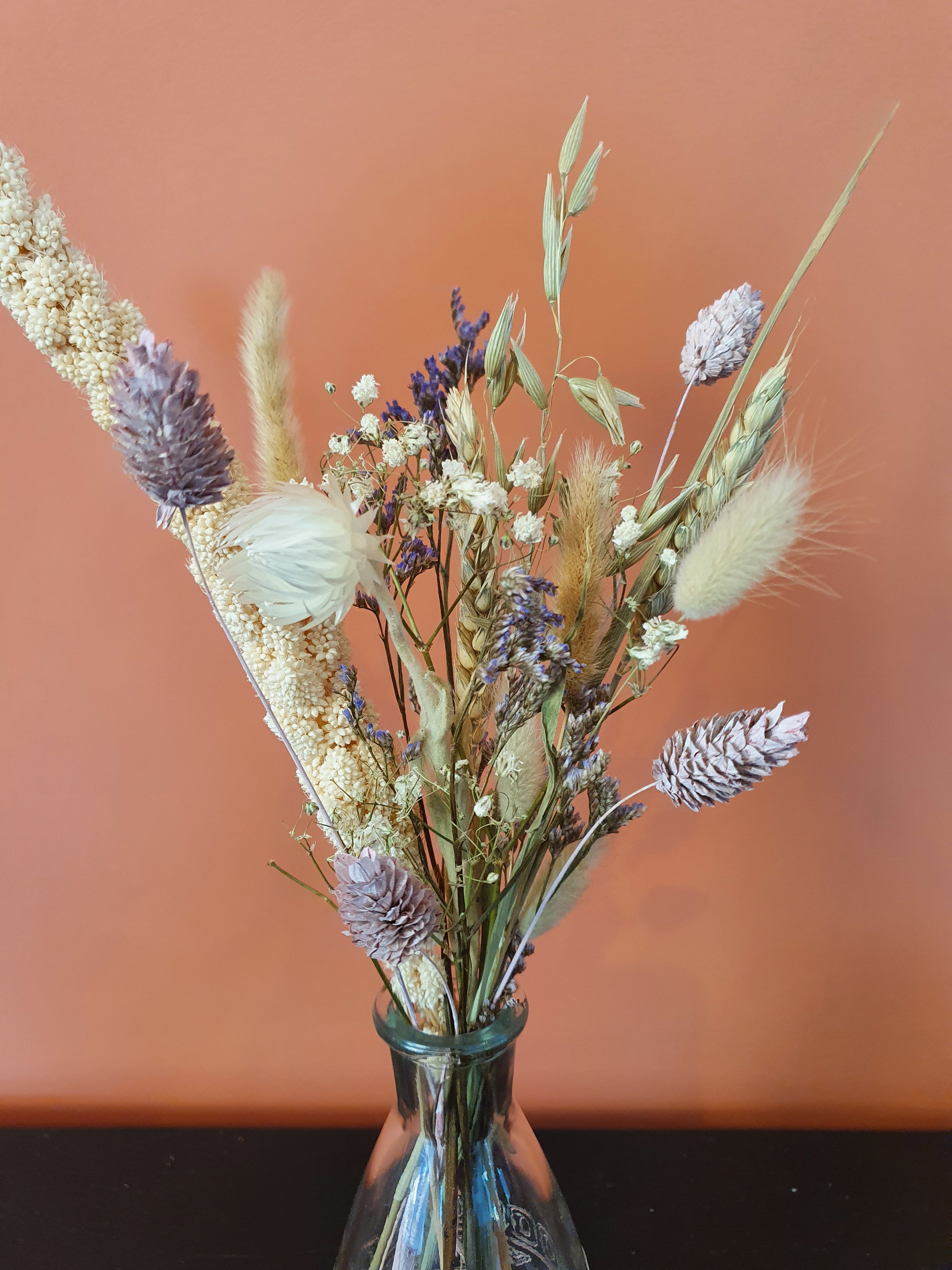 Vaas helder glas met droogbloemen