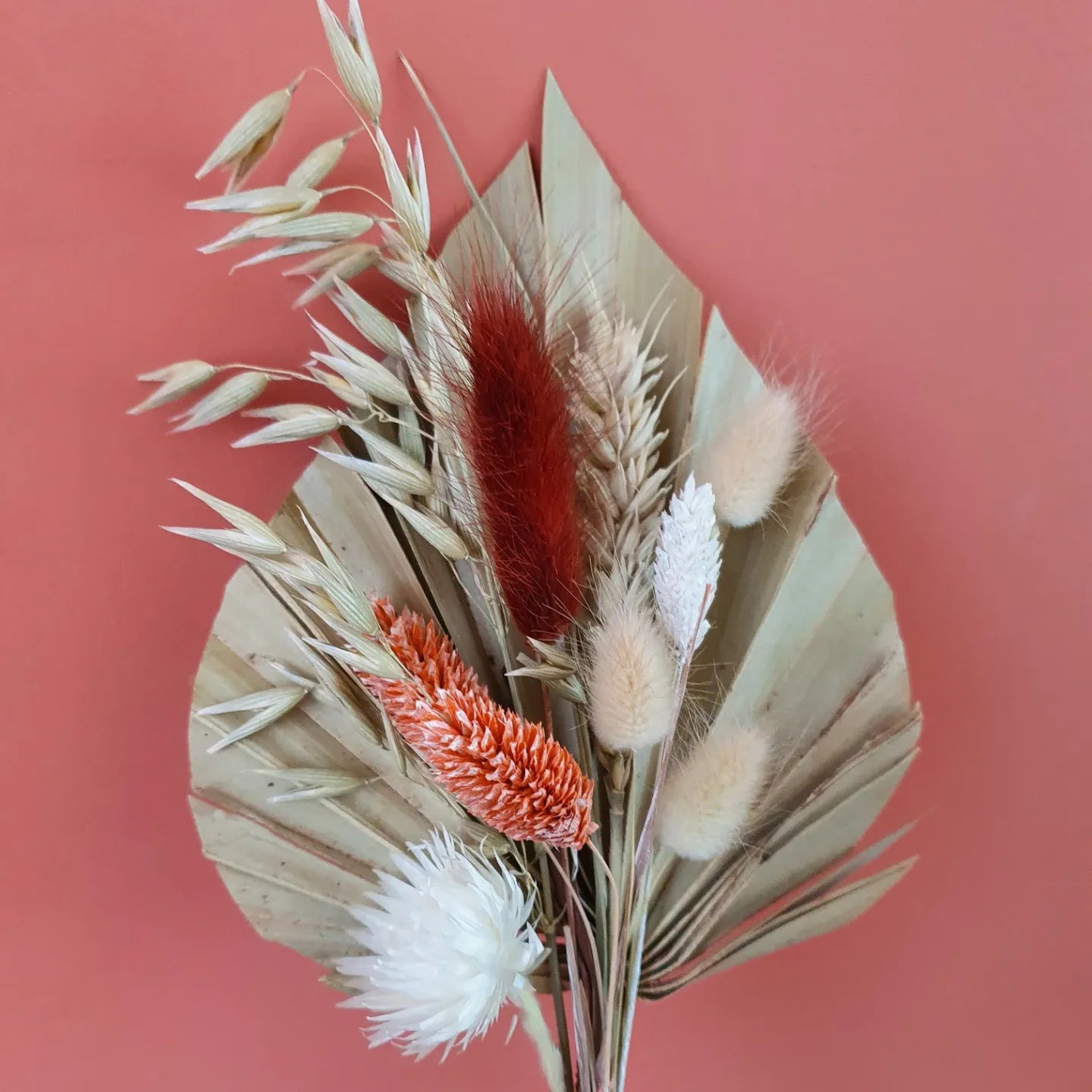 Palmblad met droogbloemen