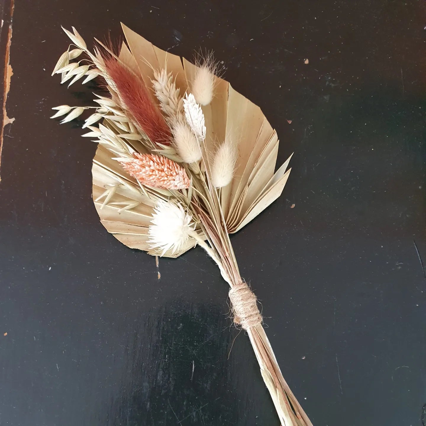 Palmblad met droogbloemen