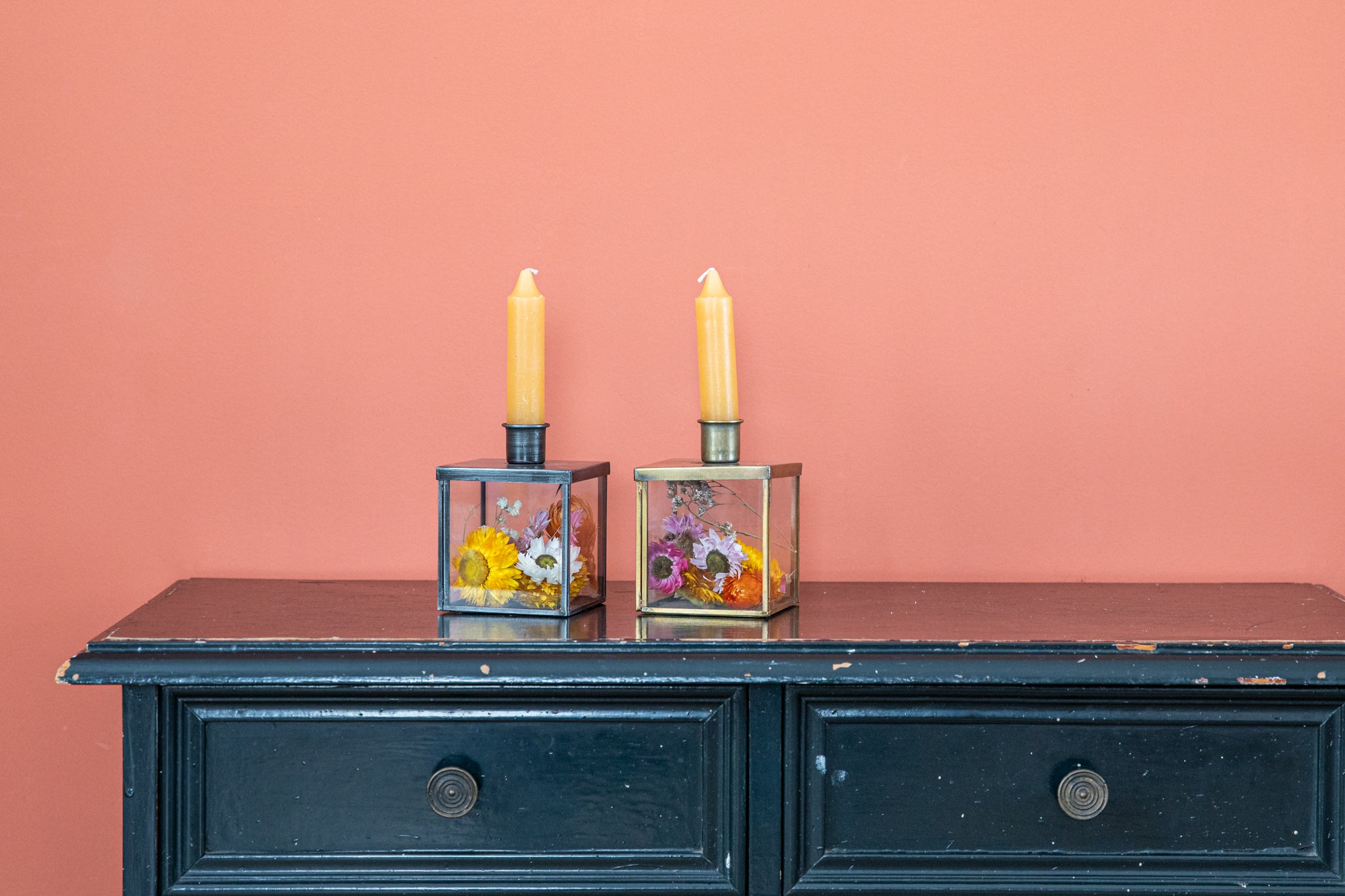Kaarsenpot zwart met kaars en droogbloemen