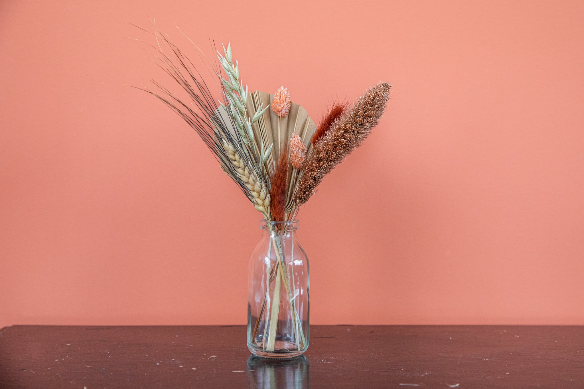 Vaasje met droogbloemen tint koper/naturel