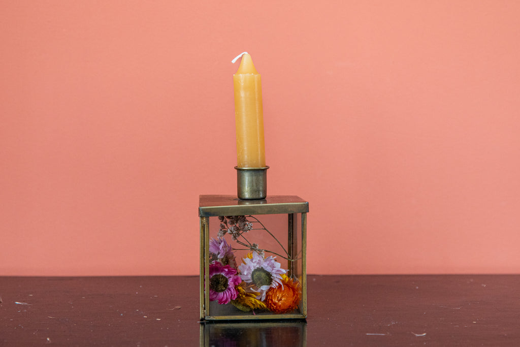 Kaarsenpot goud met kaars en droogbloemen