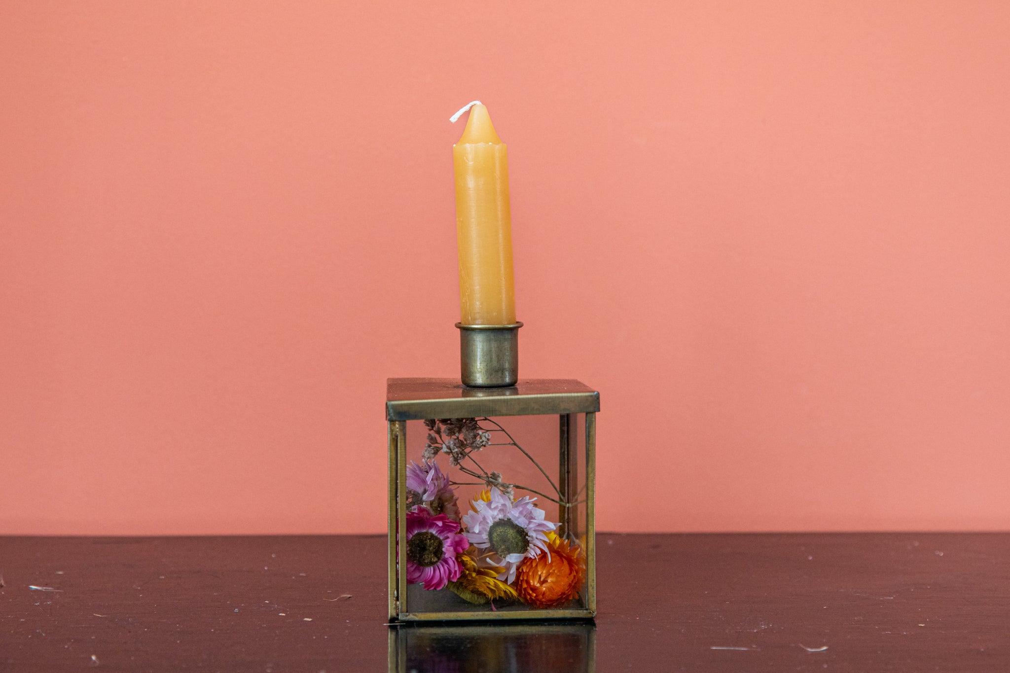 Kaarsenpot goud met kaars en droogbloemen