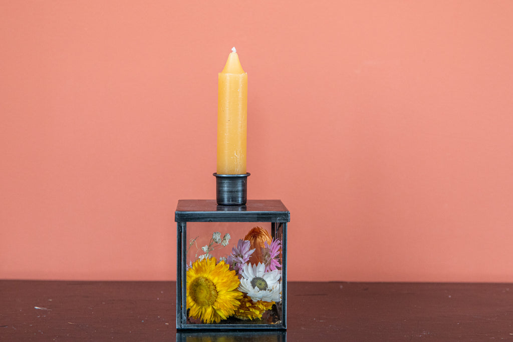 Kaarsenpot zwart met kaars en droogbloemen