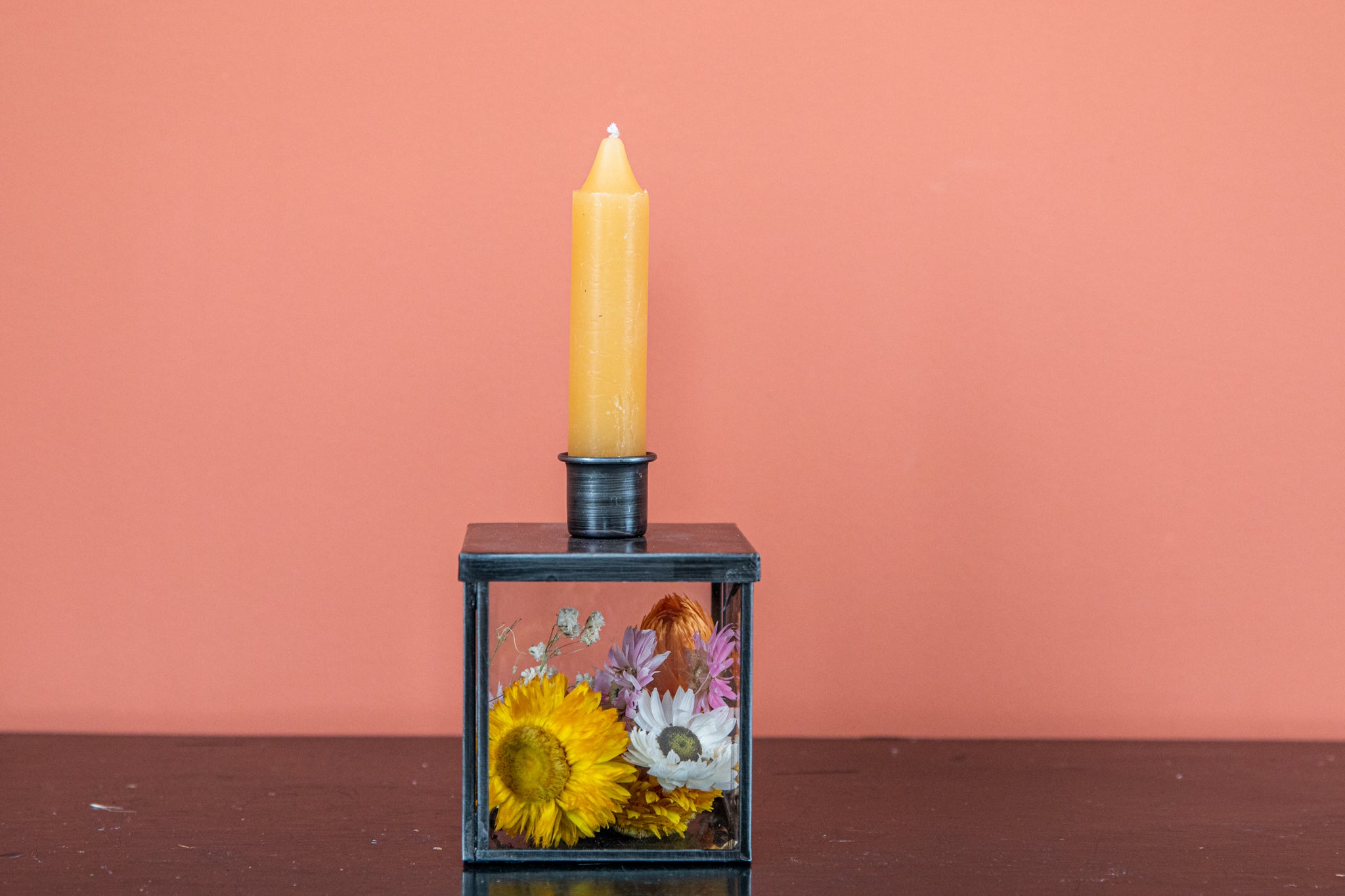Kaarsenpot zwart met kaars en droogbloemen