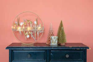 Kerst droogbloem cirkel op gouden standaard met LED verlichting wit/zilver