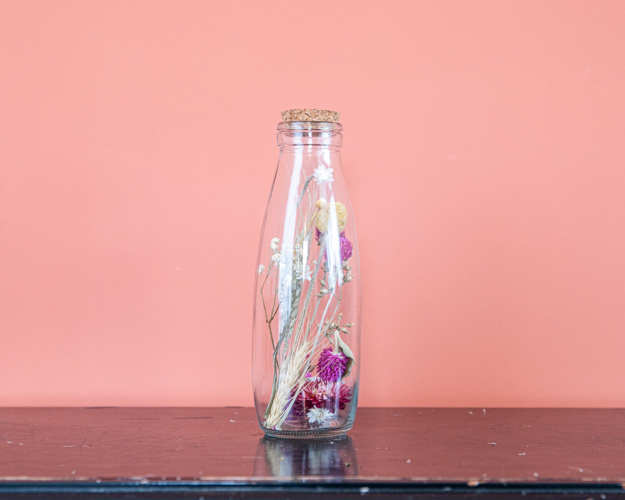 Melkfles met droogbloemen (rood/paarse helichrysum)