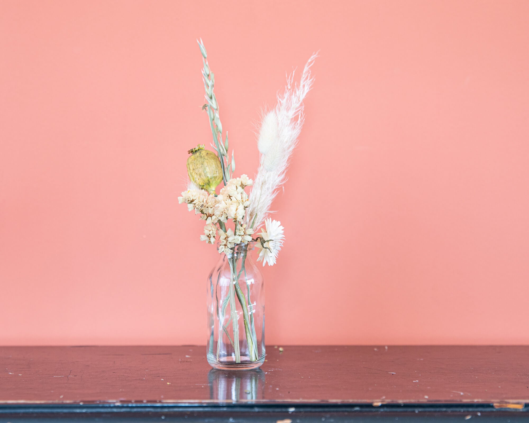 Vaasje met droogbloemen