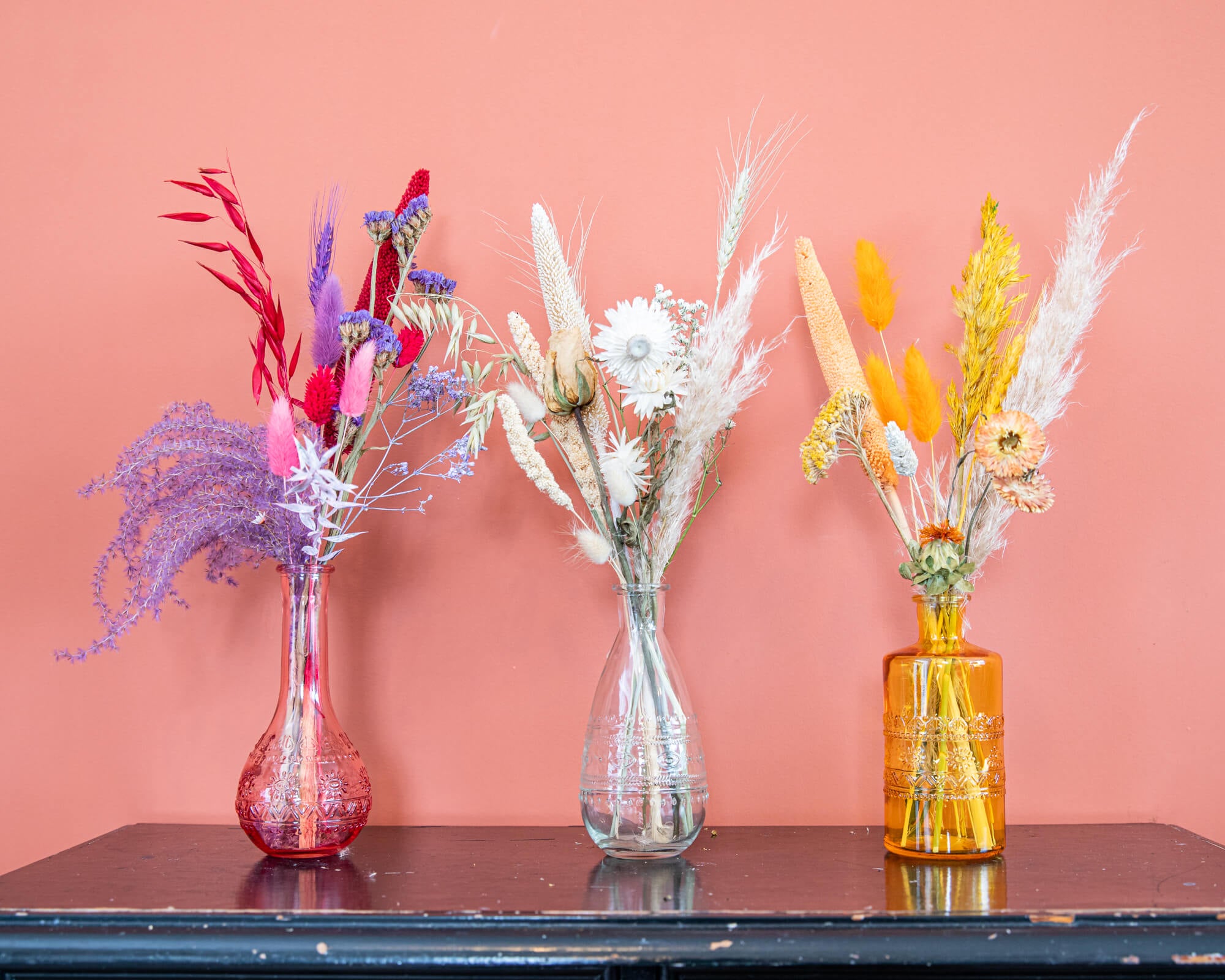 Vaas oker met droogbloemen