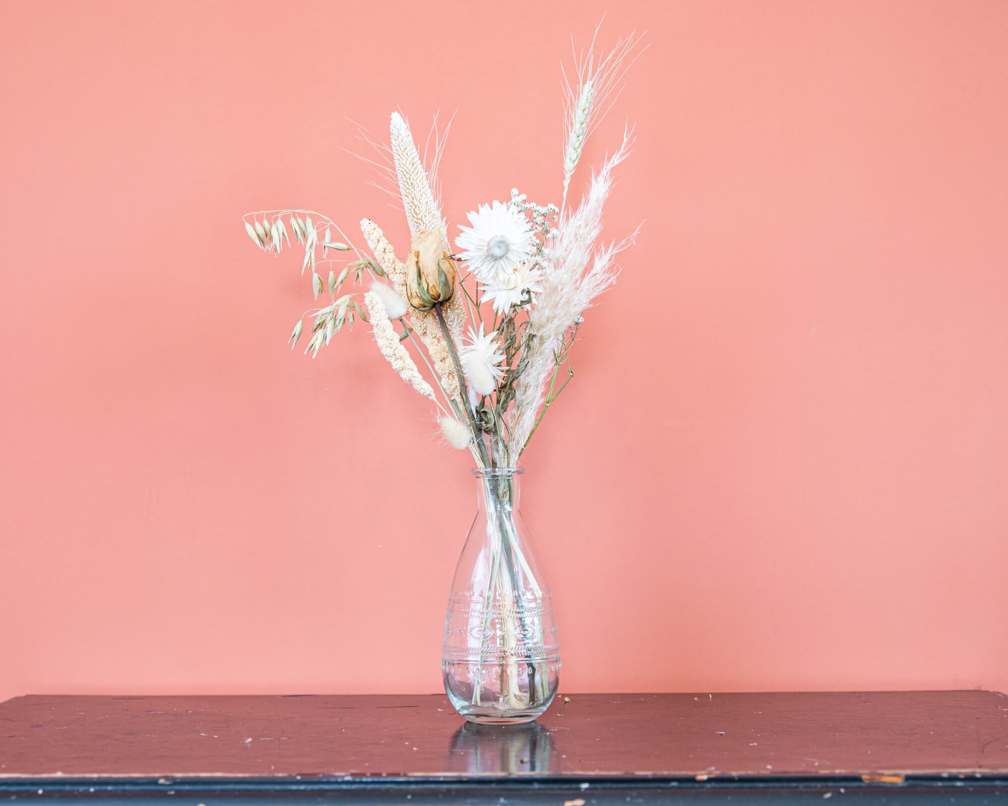Vaas helder glas met droogbloemen naturel