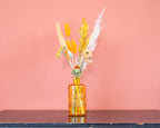 Vaas oker met droogbloemen