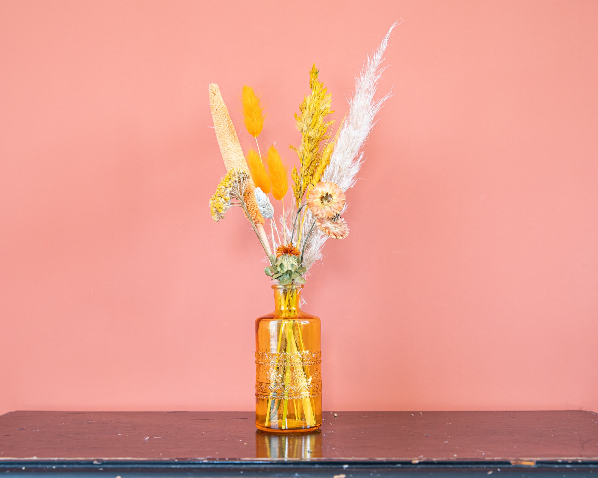Vaas oker met droogbloemen